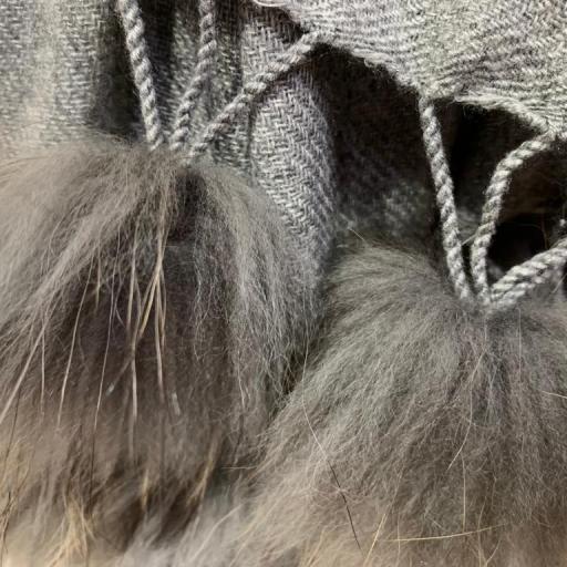 Bufanda cashmere lisa gris claro con pompones naturales [3]