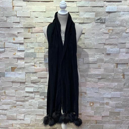 Bufanda cashmere lisa negro con pompones naturales [1]