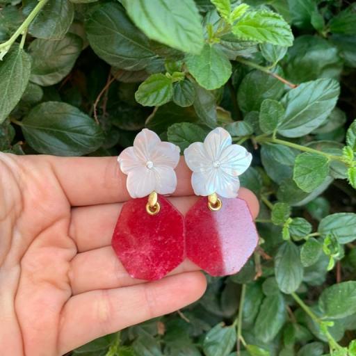 Pendientes flor nacar y jade granate Made in Mare