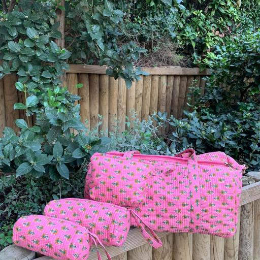 Conjunto bolso viaje y tres neceseres rosa estampado flores  [0]