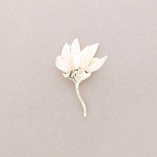 Broche flor metal resina blanco