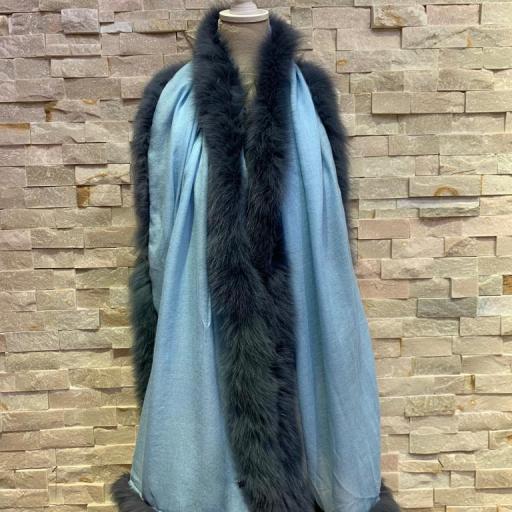 Bufanda cashmere azul cielo ribeteada en pelo natural marino [2]