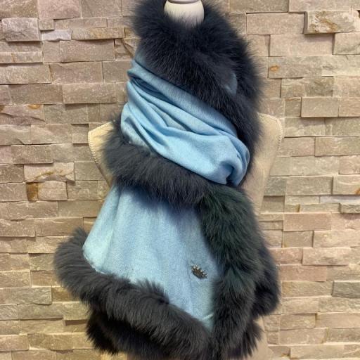 Bufanda cashmere azul cielo ribeteada en pelo natural marino [1]