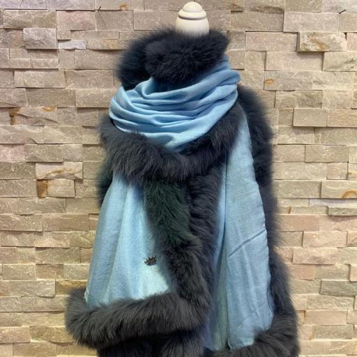 Bufanda cashmere azul cielo ribeteada en pelo natural marino [0]