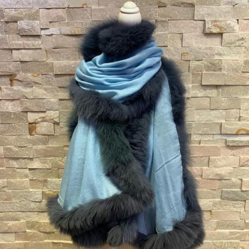 Bufanda cashmere azul cielo ribeteada en pelo natural marino [3]