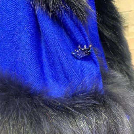 Bufanda cashmere azul klein ribeteada en pelo natural negro [2]