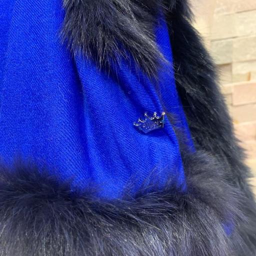 Bufanda cashmere azul klein ribeteada en pelo natural negro [3]