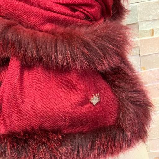 Bufanda cashmere rojo ribeteada en pelo natural al tono [1]