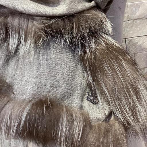 Bufanda cashmere gris ribeteada en pelo natural al tono [2]