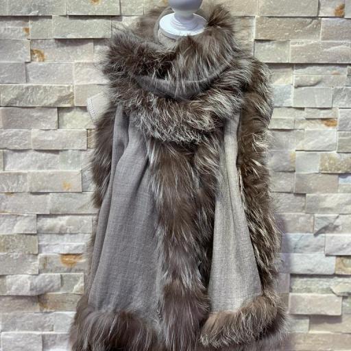 Bufanda cashmere gris ribeteada en pelo natural al tono [1]