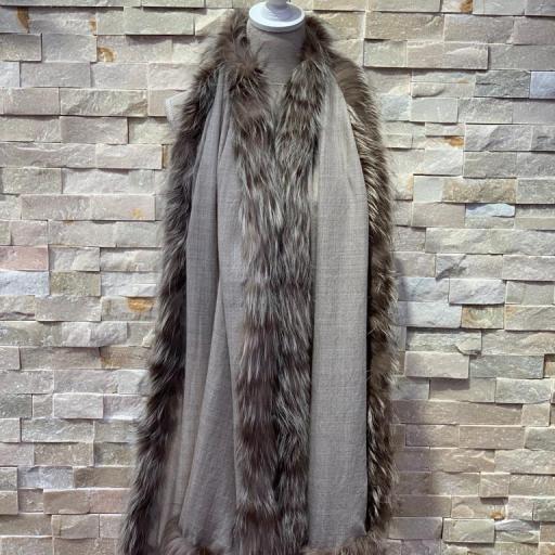 Bufanda cashmere gris ribeteada en pelo natural al tono [3]