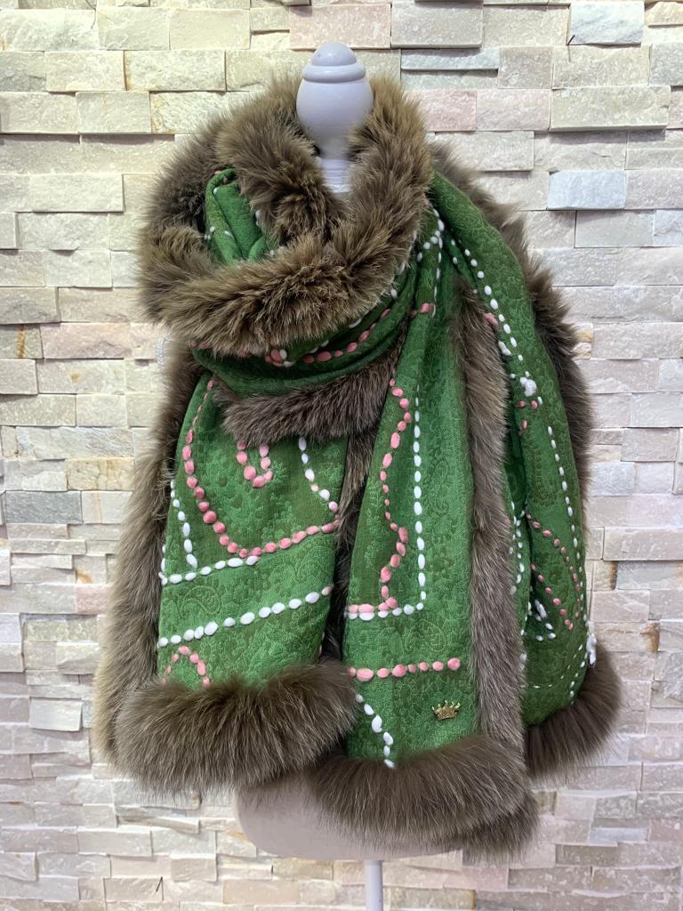 Bufanda cashmere verde ribeteada en pelo natural marrón