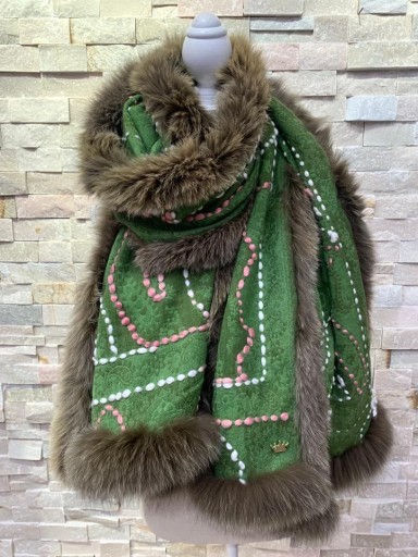 Bufanda cashmere verde ribeteada en pelo natural marrón