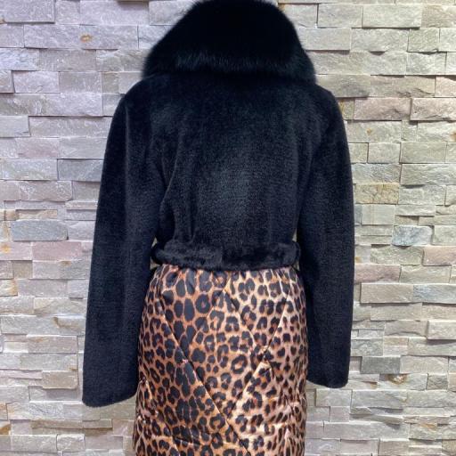 Abrigo batín animal print con maxicuello de piel natural negro [1]