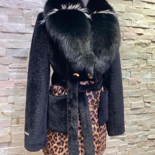 Abrigo batín animal print con maxicuello de piel natural negro [2]