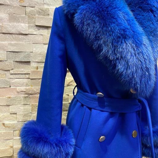 Abrigo batín azul de cashmere con maxicuello y puños de zorro desmontables  [1]