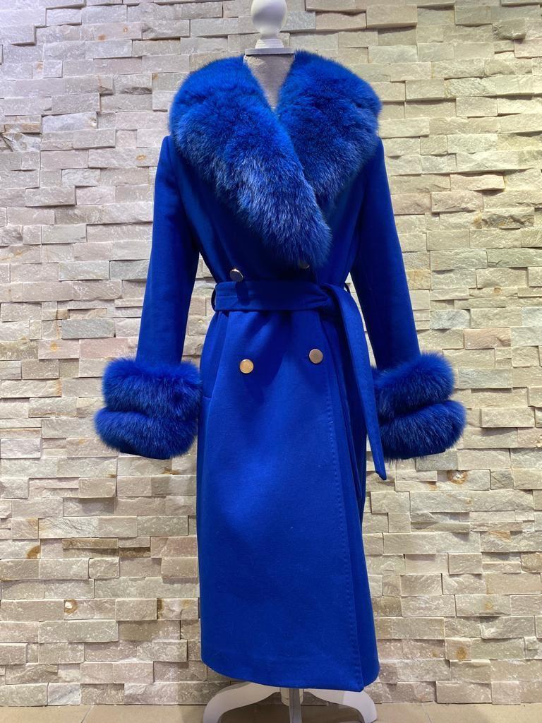Abrigo batín azul de cashmere con maxicuello y puños de zorro desmontables 