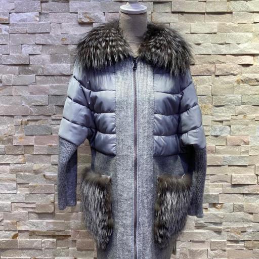Abrigo gris de alpaca con cuello y bolsillos plastrón de zorro 