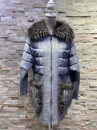 Abrigo gris de alpaca con cuello y bolsillos plastrón de zorro