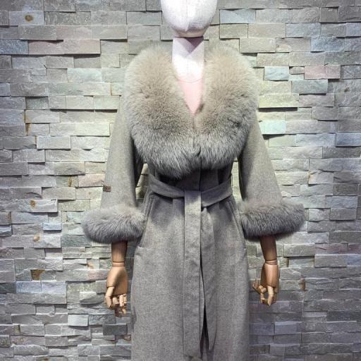 Abrigo batín gris de alpaca con maxicuello y puños de zorro  [0]