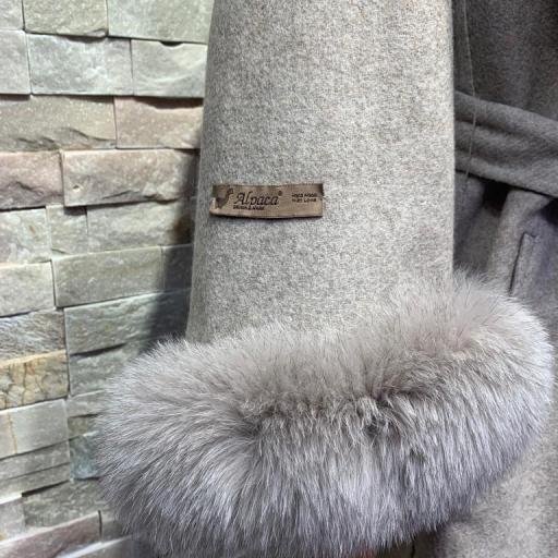 Abrigo batín gris de alpaca con maxicuello y puños de zorro  [1]