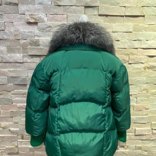 Abrigo plumífero verde con maxifrontal en zorro plata [1]