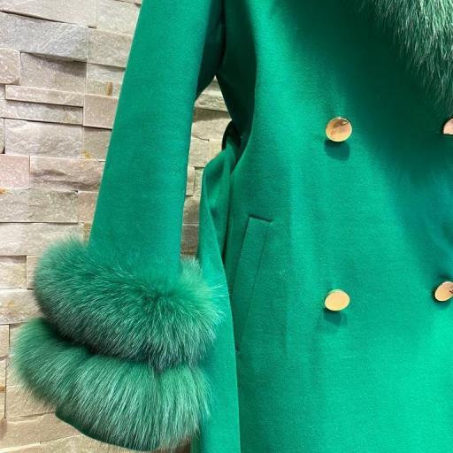 Abrigo batín verde de cashmere con maxicuello y puños de zorro desmontables  [1]