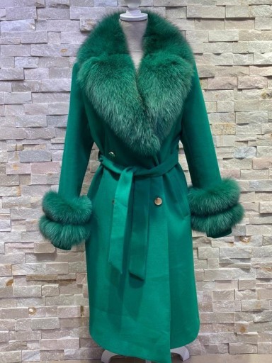 Abrigo batín verde de cashmere con maxicuello y puños de zorro desmontables 