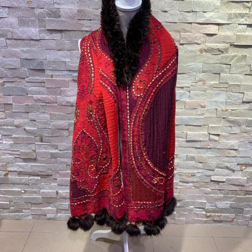 Bufanda cashmere estampada en tonos rojos ribeteada en pelo natural marrón y pompones [1]