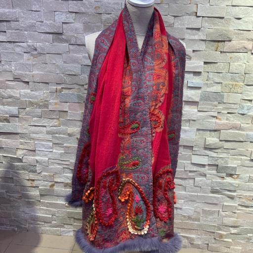 Bufanda cashmere estampada en tonos rojos ribeteada en pelo natural lila  [1]
