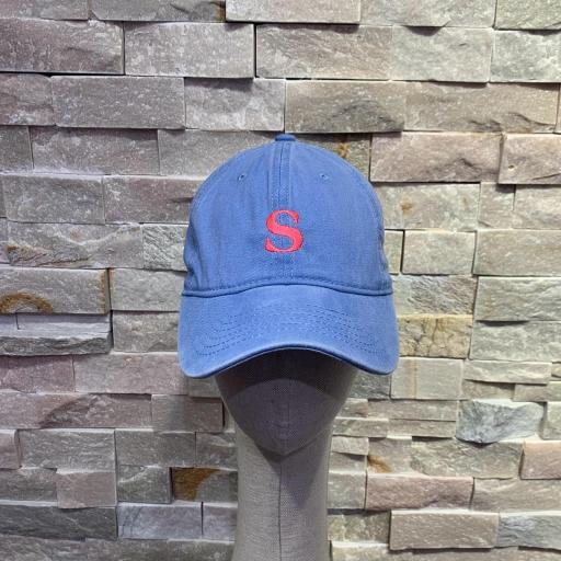 Gorra personalizada azul claro con inicial