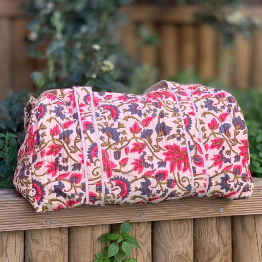 Bolso viaje estampado flores lilas en fondo rosa nude [1]