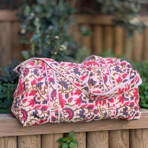 Bolso viaje estampado flores lilas en fondo rosa nude [2]