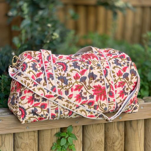 Bolso viaje estampado flores lilas en fondo rosa nude [0]