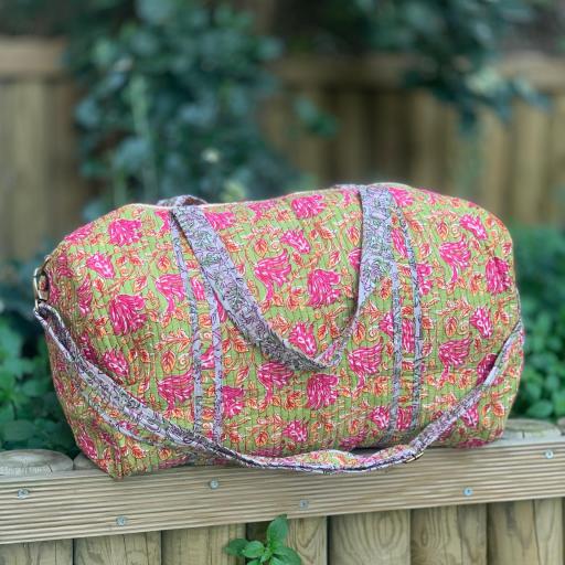 Bolso viaje estampado flores fucsia en fondo pistacho [1]