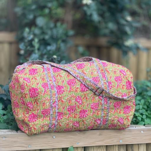 Bolso viaje estampado flores fucsia en fondo pistacho [2]