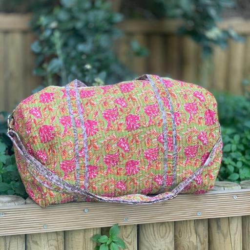 Bolso viaje estampado flores fucsia en fondo pistacho [0]