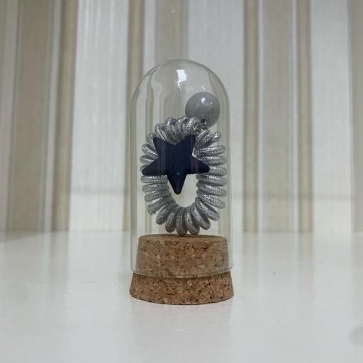 Coletero espiral plata con estrella marino y bola en minibote de cristal