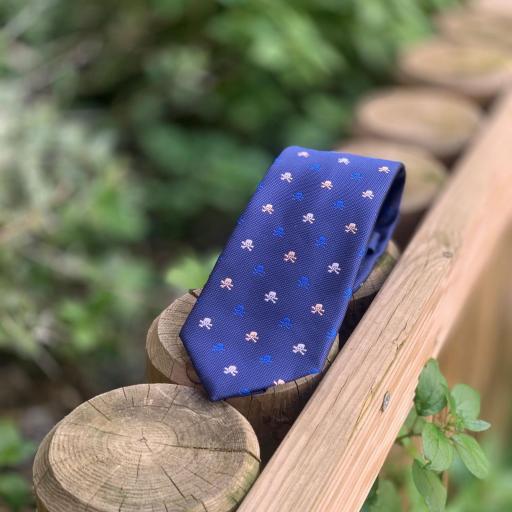 Corbata calaveras mini azul y beige con fondo azul marino [0]