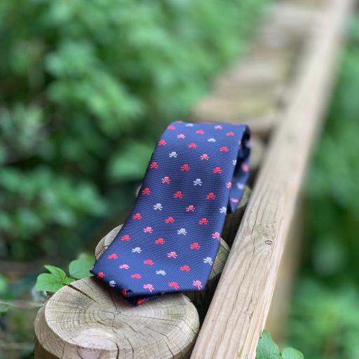 Corbata calaveras mini rosas y rojas con fondo azul marino [0]