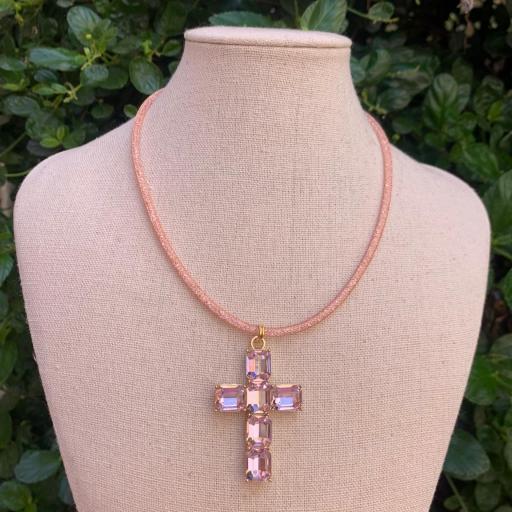 Collar cordón metalizado y cruz latina de cristal rosa 