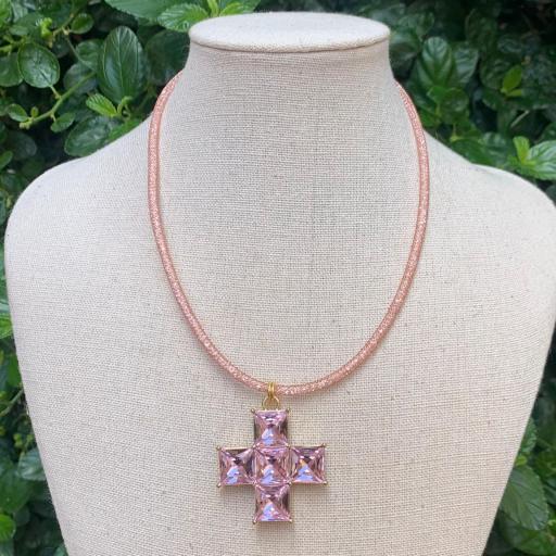 Collar cordón metalizado y cruz griega de cristal rosa 