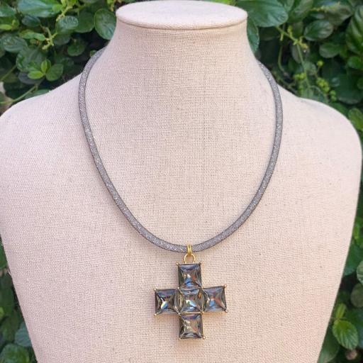 Collar cordón metalizado y cruz griega de cristal gris