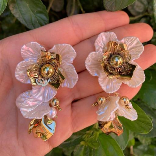 Pendientes flor de nácar con miniflor dorada central y charms de nácar y acero