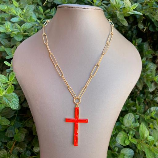 Collar cadena de acero cruz latina coral flúor
