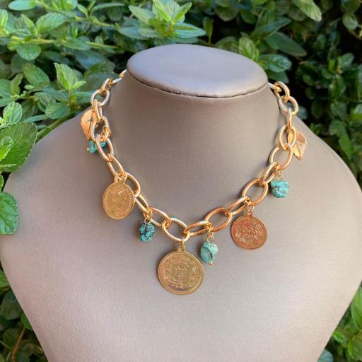 Collar cadena acero dorada con monedas y charms turquesa