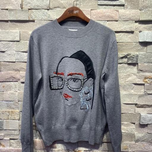 Jersey gris chica con gafas de strass 