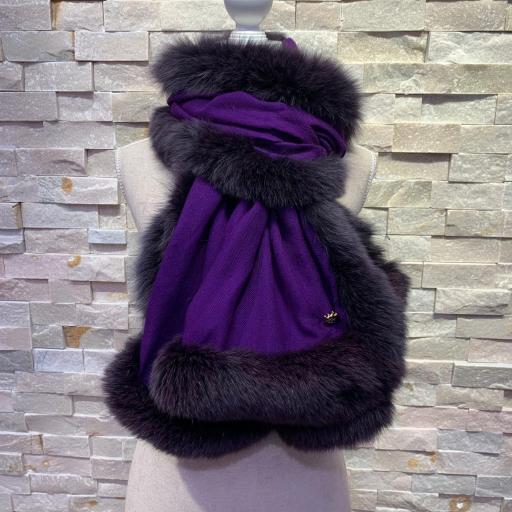 Bufanda cashmere morado con ribete de pelo natural [1]