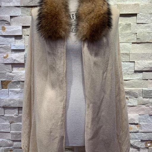 Bufanda cashmere beige con cuello de pelo natural [1]