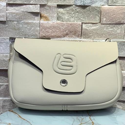 Bolso La Fille des Fleurs bandolera beige con solapa 